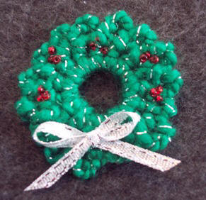 crochet pattern - Christmas wreath pin